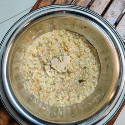 Here is a close-up of our freshly prepared chicken and red rice meal. You can see the real chunks of boneless chicken, finely chopped vegetables, and wholesome grains that make every bowl a balanced diet for your dog.