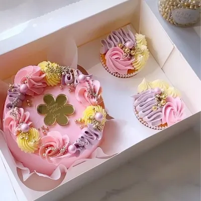 My Mother's Day bento box is one of my most popular gifts. This set features a lovely mini cake and two coordinating cupcakes, all beautifully packaged and ready to make her day extra sweet.