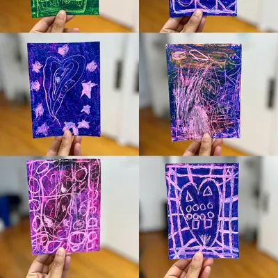 Look at this explosion of creativity! This collage showcases the amazing results from our kids' sgraffito workshop using oil pastels. It's a super fun technique for creating details and texture.