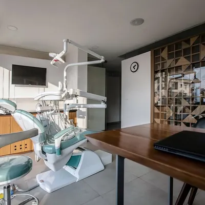 A view from the practitioner's side in the dental clinic. The space is designed to be efficient and organized, with natural light and clean lines creating a professional yet comfortable environment.