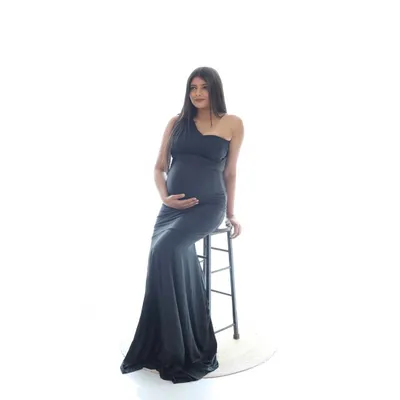 Simplicity is the ultimate sophistication. This clean, minimalist studio portrait uses a simple white background to put all the focus on the mother-to-be and the beautiful silhouette of her baby bump.