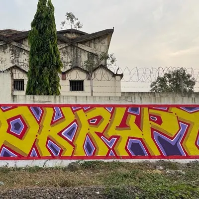 No trains were harmed in the making of this trackside piece. Just a classic "DKRYPT" wildstyle to brighten up the commute.
