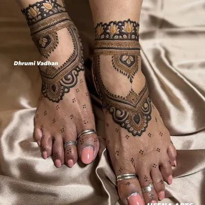 A minimal yet striking foot mehendi design that mimics the look of traditional Indian jewelry.