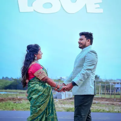 A beautiful moment from a pre-wedding couple shoot. I work with couples to find scenic outdoor locations that match their style, capturing their connection in a relaxed and natural way.