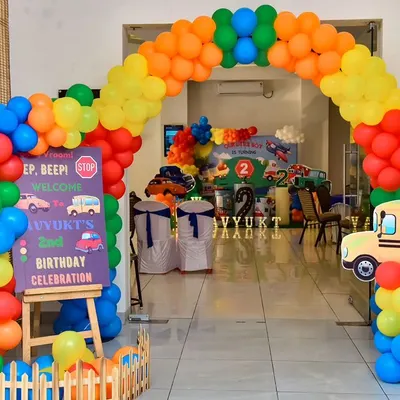 Welcome to the party! This 'Wheels on the Bus' themed entrance features a colorful balloon arch and a custom welcome sign, setting a fun and exciting tone for the celebration right from the start.