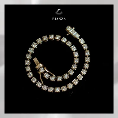 Our stunning diamond tennis bracelet is a must-have for any jewellery collection. It adds a perfect touch of sparkle to your daily outfits and can be stacked with other bracelets.