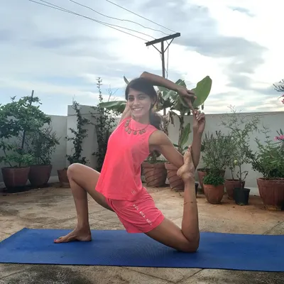 Finding a deep stretch in this lunge with a mermaid variation. This asana is amazing for opening the hip flexors and quadriceps while also creating space in the chest and shoulders. Remember to breathe into the stretch.