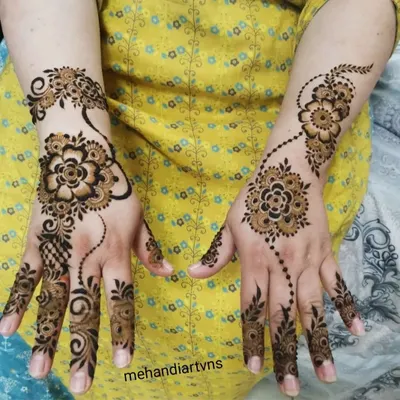 A perfect example of an Indo-Arabic design, with bold floral patterns on the back of the hands connected by delicate, jewelry-like chains. This is a versatile and highly sought after style.