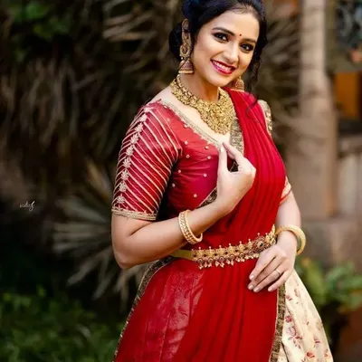 A beautiful half-saree look for the inspirational Rashmi Prabhakar. The makeup is bright and fresh, with a focus on radiant skin, a defined red lip, and eyes that sparkle, creating a perfect festive look.