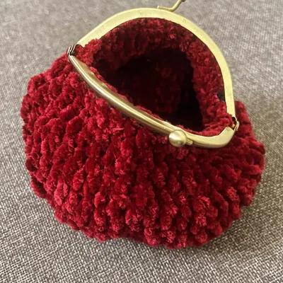 This adorable coin purse is made from luxurious red velvet yarn. It’s incredibly soft and features a classic golden clasp frame, perfect for coins or small jewelry.