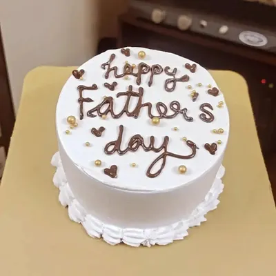 A simple and sweet cake for Father's Day 2024. Sometimes a heartfelt message is the best decoration.