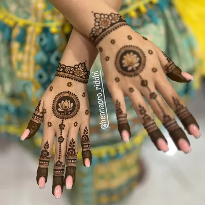This is one of my favorite minimalist styles. A bold lotus mandala on the back of the hand, paired with delicate chains and simple finger bands, creates a look that is both modern and timeless.