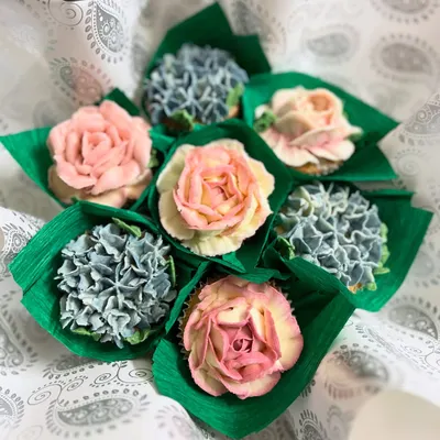 This cupcake bouquet features a mix of buttercream hydrangeas and two-tone roses. I love playing with different flower types and colour palettes like this dusty blue and soft pink to create a unique and edible arrangement for your loved ones.