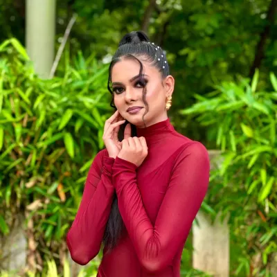 This is a complete Western-style glam look. I created a sleek high ponytail with pearl details and face-framing waves, paired with a dramatic smokey eye.
