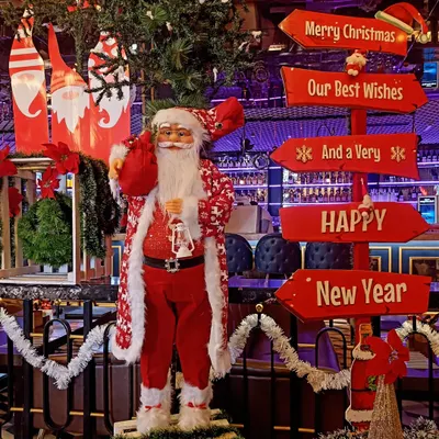 I create immersive holiday scenes that delight and entertain. This classic Christmas setup features a life-sized Santa Claus figure alongside custom-made directional signs, instantly bringing the festive spirit of Christmas and New Year into the workplace.