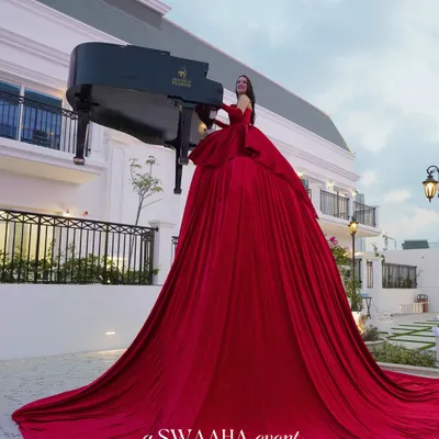 Elegance, artistry, spectacle. This "Piano Dress" performer is the kind of extraordinary entertainment I bring to events, blending live music with visual wonder to create a truly jaw-dropping moment.