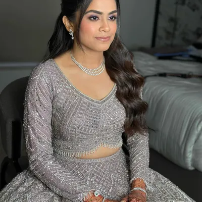 A flawless base kissed with the right glow, and eyes that shimmer with statement glam. This Sangeet look is all about confidence, elegance, and a touch of drama.