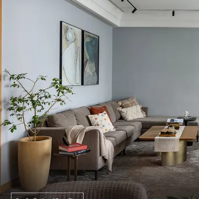 The Aalay residence is designed around a family-centered open plan. The living and dining areas flow into one another, with carefully placed furniture defining each zone without walls, creating a sense of openness and connectivity for this multi-generational family.