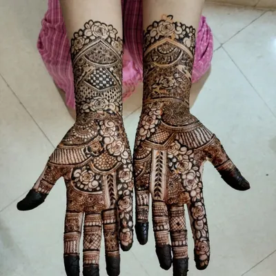 This is a lovely design that's perfect for an engagement ceremony. It's intricate and detailed on the hands and wrists, but doesn't extend all the way up the arm.