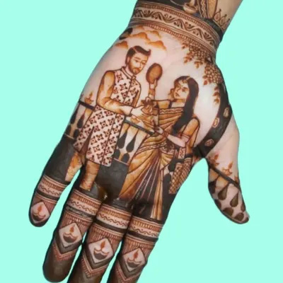 A beautiful Karwa Chauth design showing the wife looking at her husband through a sieve. I can create custom portraits to make your festival mehandi truly one of a kind.