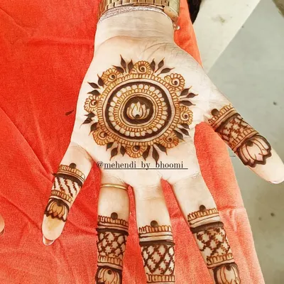 The mandala is a beautiful and popular choice for a minimal design. Here, a lotus is at the center, and the fingers have simple, matching bands to complete the look without covering the whole hand.