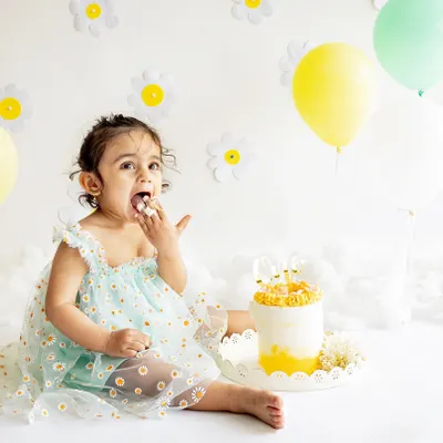 A dainty daisy-themed cake smash for little M's first birthday. She had a love-hate relationship with the cake, which made for some hilarious and adorable expressions! These sessions are all about letting them have fun.