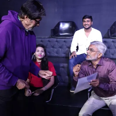 This is a photo of my dad meeting the one and only Amitabh Bachchan to present the portrait I made. My dad told him it was a gift from one daughter-loving father to another, which made the moment even more special.