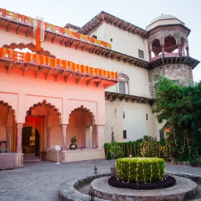 Decorating a heritage venue like Tijara Fort Palace requires a delicate touch. Here, I used traditional marigold garlands and fairy lights to highlight the beautiful architecture without overpowering it.