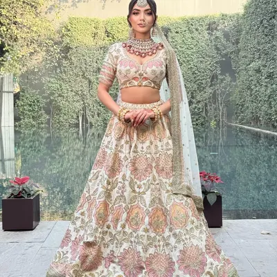 A quintessential Sabyasachi bride. I styled this iconic ivory lehenga with its beautiful floral embroidery to create a look of pure, endless charm for a day wedding.
