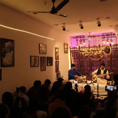 The ambiance of a Swarveni Baithak is designed to be intimate and immersive. Here, the audience is seated close to the performers, Sh. Imran Khan and Sh. Kuldeep Mishra, creating a shared, soulful experience.