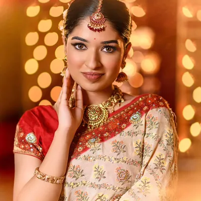 A radiant look for our Diwali photoshoot. I created a classic winged eyeliner and a soft nude lip, paired with traditional gold jewelry for a timeless festive glow.