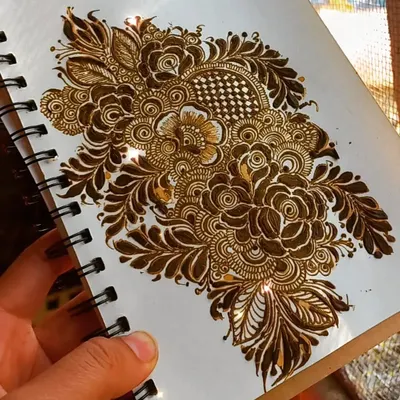 An intricate floral bunch from my sketchbook. This is a great example of how we learn to combine different flowers, leaves, and fillers into one cohesive and beautiful patch design.