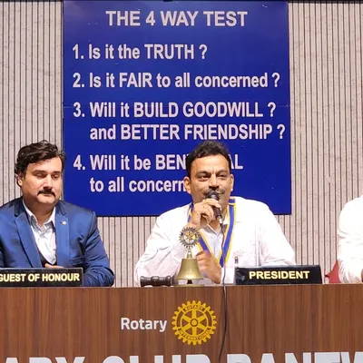 As a guest of honour at a Rotary Club event, I enjoy bringing my unique brand of entertainment to professional and formal gatherings.