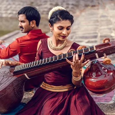 A beautiful, culturally rich concept for a pre-wedding shoot. I created a traditional South Indian look for the bride-to-be, with a simple hair bun adorned with jasmine flowers and classic makeup that complements her maroon outfit.