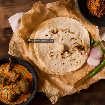 This is our authentic Jolada Roti, a rustic flatbread from North Karnataka made with sorghum flour. It is served with a traditional brinjal curry and spicy chutney powder.