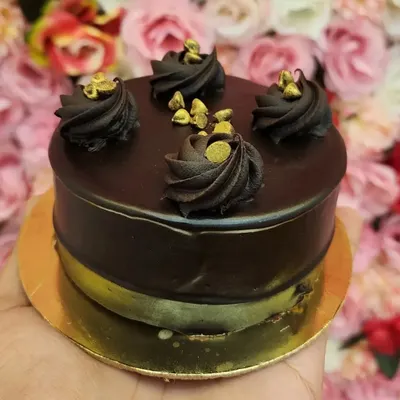 A mini celebration calls for a cute mini cake. This is my Dutch Truffle mini cake, featuring rich chocolate ganache, delicate frosting swirls, and a sprinkle of gold dust. It's the perfect single-serving dessert to satisfy your chocolate cravings.