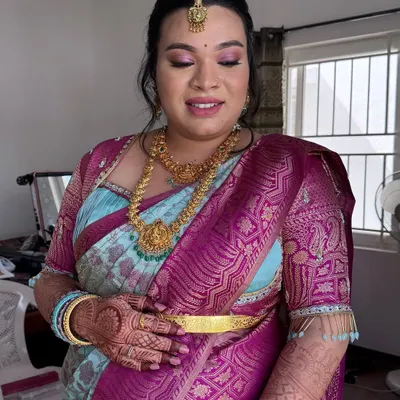 A beautiful 'no filter, no edit' shot of Preethi for her baby shower. I created a soft, glowing look with pink tones to celebrate this special day.
