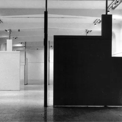 The interior renovation of the Jehangir Art Gallery in Mumbai involved creating highly flexible exhibition spaces. These movable black partitions allow for endless configurations, accommodating a wide range of artistic installations.