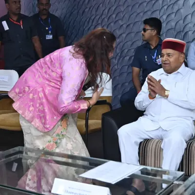 A moment of respect as I interact with the Hon’ble Governor of Karnataka, Shri Thawarchandji Gehlot, at the Pragya Samaj Felicitation Ceremony. It was an honor to host an event with such distinguished guests.