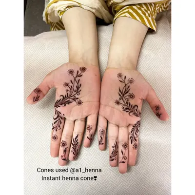 A beautiful example of a minimalist design using my instant henna cones. The delicate floral vine flows gracefully from the palm to the fingers.