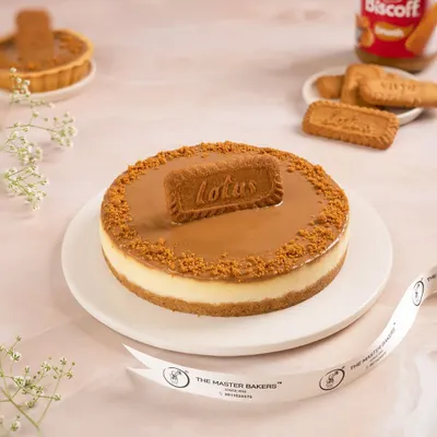 I love keeping up with new trends, and this Lotus Biscoff cheesecake is a crowd favorite. It features a creamy cheesecake filling on a crunchy Biscoff biscuit base, topped with a smooth layer of Biscoff spread.