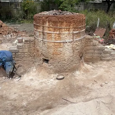 We stumbled upon this traditional vertical lime kiln on the outskirts of Coimbatore, and the excitement was immense. Discovering these local centers of production is magical, as each region has its own unique recipe and process for creating hydraulic lime.