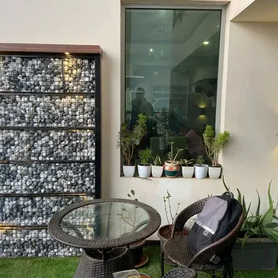 A complete balcony transformation designed to be a true outdoor living room. I combined comfortable wicker seating with soft artificial turf and a custom-designed pebble wall feature. The space is finished with a curated selection of aloe and other low-maintenance plants, creating a cozy, green escape right at home.