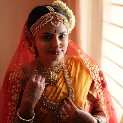 A portrait of bride Yashwini on her wedding day. This look features classic elements of a Brahmin bride, with emphasis on the eyes and traditional jewelry, ensuring the makeup is both beautiful and culturally significant.