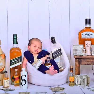 A humorous and creative newborn setup for parents who want a truly unique portrait. I work with you to bring any fun idea to life, always ensuring the baby's comfort and safety.