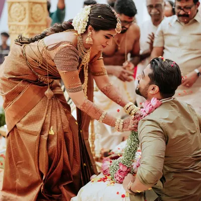 The sacred moment of the garland exchange between Sradha and Vinay, a beautiful symbol of their union. I focus on capturing these key rituals with reverence and artistry.