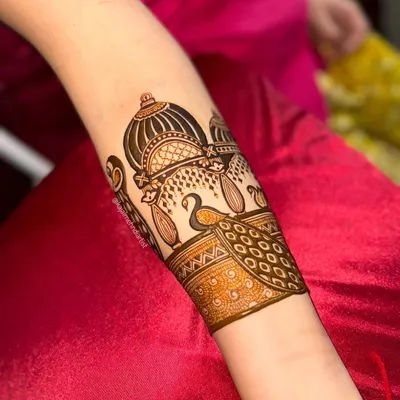 A slightly different angle of the royal palace arm cuff, showing the depth and shading.