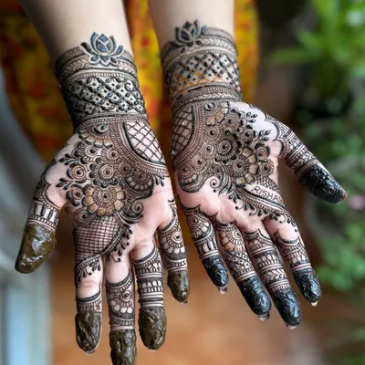 A beautiful, full-hand design perfect for Karwa Chauth. This style combines floral elements with grid patterns and a lotus cuff, creating a rich and traditional look.
