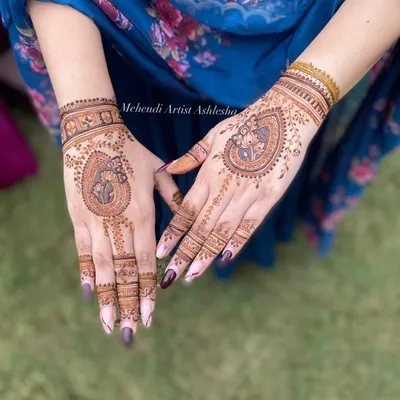 An intricate Indo-Arabic design with a central paisley motif. The mix of bold and fine lines creates a beautiful contrast.