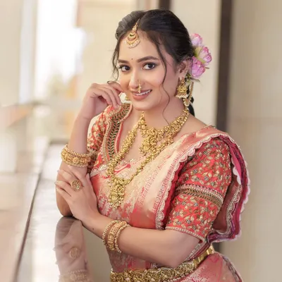 A classic South Indian bridal look for a photoshoot. I created a soft, glowing base with defined eyes and a warm lip colour to perfectly match the beautiful red and gold silk saree.
